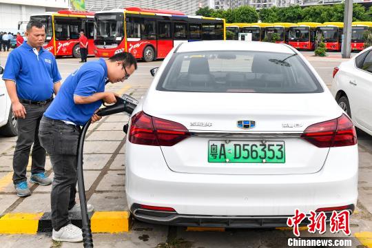 广州启动充电平台满足新能源车辆充电 陈骥旻 摄