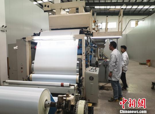 广东东莞市一家企业在郴州市经开区的生产车间。　刘曼 摄