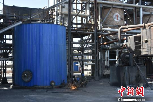 图为工人正在进行施工作业。　钟欣 摄