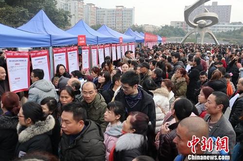 资料图：招聘会。/p中新社记者 张浪 摄