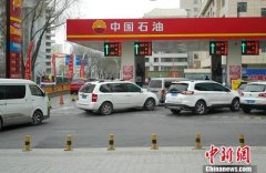 中国成品油价格先升后降两次调整