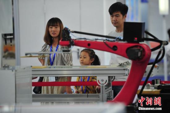 9月1日，观众在展会参观。当日，第十七届中国国际装备制造业博览会（简称中国制博会）在沈阳国际展览中心开幕。/p中新社记者 于海洋 摄