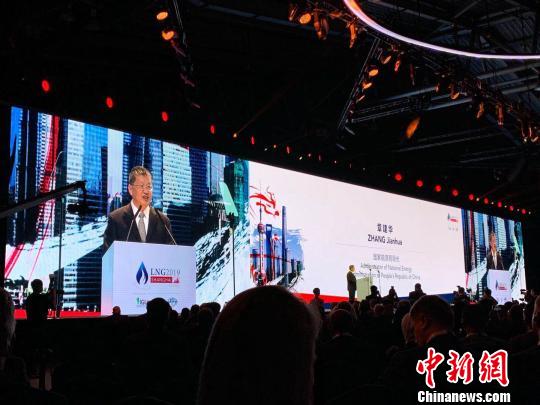 中华人民共和国国家能源局局长章建华在会议现场表示，2018年中国液化天然气(LNG)年接收能力显著增长，新增年接收能力超过1000万吨。　李姝徵 摄