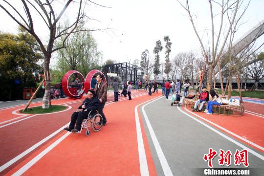锦江绿道江滩公园里健身的市民。　王磊 摄