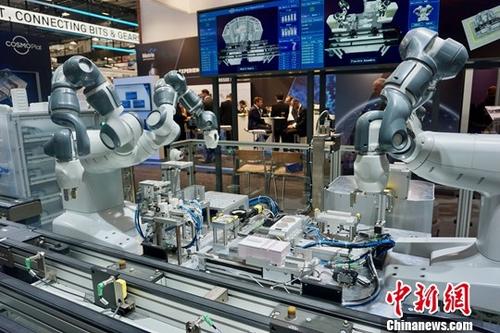 正在德国举行的全球最大工业展会——汉诺威工业博览会上，中国企业在智能制造领域所取得的一系列最新进展正受到国际业界关注。/p中新社发 耿卓 摄
