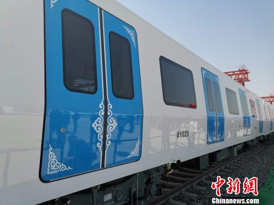 图为蒙古族传统纹样装饰车体外观。　乌娅娜 摄