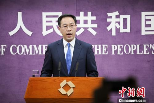 2月28日，针对欧盟将加强对通讯和人工智能领域外企收购的审查，中国商务部新闻发言人高峰在北京呼吁欧方秉持开放包容的态度，继续支持贸易投资自由化便利化。/p中新社记者 赵隽 摄
