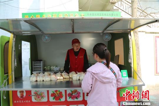目前，沁水县沁河豆花食品有限公司已在沁水投放便民服务车86辆，辐射带动贫困家庭就业150余人，日销售额9600余元。　陈艳迪 摄