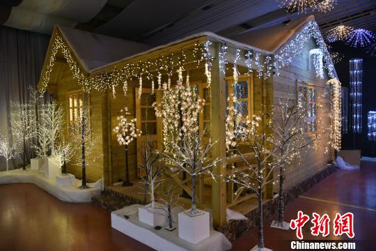 图为：临海东塍生产的彩灯样品 范宇斌 摄