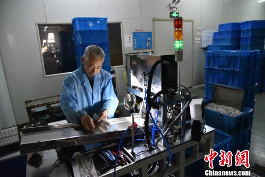 图为：一位工人正在彩灯生产车间工作 范宇斌 摄