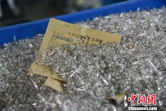 图为：发光二极管(LED) 范宇斌 摄
