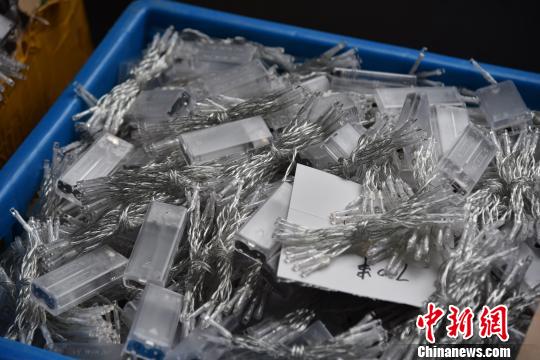 图为：等待包装的彩灯成品 范宇斌 摄