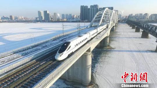 图为高铁动车组穿过松花江特大桥。(中国铁路哈尔滨局集团有限公司提供)
