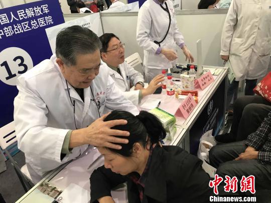 义诊现场 张芹 摄