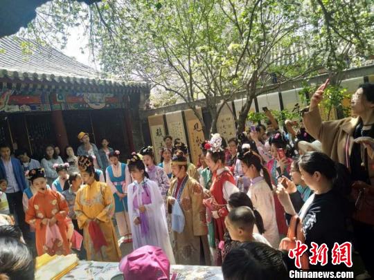 正定荣国府景区内，各种活动吸引众多游客驻足 刘志凌 摄