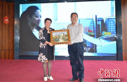 图为意中贸促会“一带一路”经贸考察团向兰州经济技术开发区赠送纪念品。　陈维刚 摄