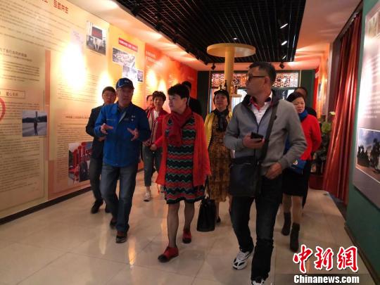 图为意中贸促会“一带一路”经贸考察团一行参观华润雪花啤酒(甘肃)有限公司。　杜萍 摄