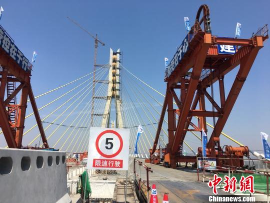 该桥是安徽省“四纵八横”高速公路网规划中“纵三”(济祁高速)跨越长江的关键性工程。　吴兰 摄