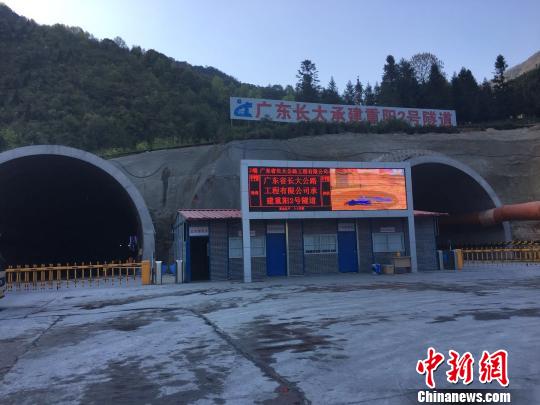 总投资118.81亿元的G3W德州至上饶高速公路池州至祁门段，是在建池州长江公路大桥和沪渝高速交叉处的殷家汇枢纽互通路段。　吴兰 摄