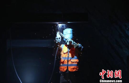 石台县仁里镇缘溪村的G3W德上高速池祁04标段重阳二号隧道施工现场，隧道建设正稳步推进。　何小报 摄