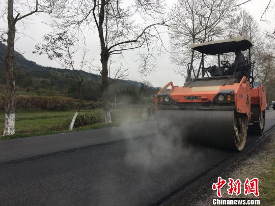 在池州市青阳外环路到陵阳镇的S103道路养护现场，半幅道路正在施工，半幅道路用于通行，这是池州市国省干线2018年第二批路面养护工程的一个项目。　吴兰 摄