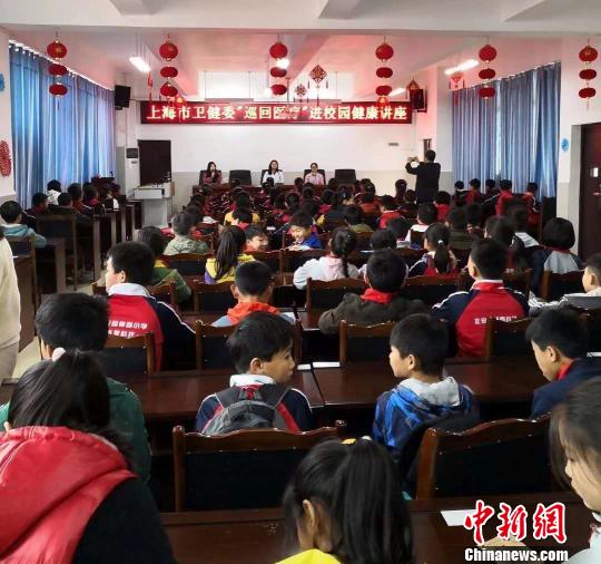上海专家还举办科普讲座、临床学术讲座等。　芊烨 摄