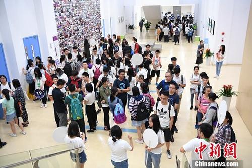 6月12日，2018年香港中文大学(深圳)广东省综合评价招生测试在深圳龙岗举行，来自广东省内约1800名学生参加了笔试和面试。图为考生准备参加面试。/p中新社记者 陈文 摄
