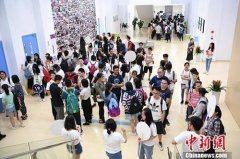 广东实行高校毕业生择业期政策 期内待遇等同应