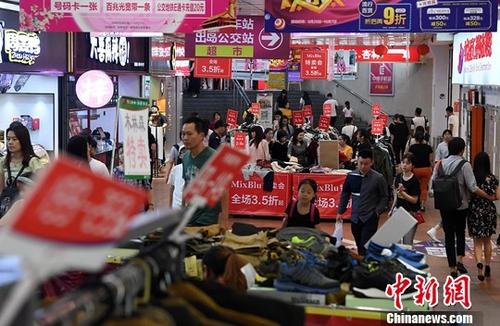 资料图：消费者在一商场内选购商品。/p中新社记者 张斌 摄