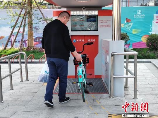 成都市民正在取车。　王鹏 摄