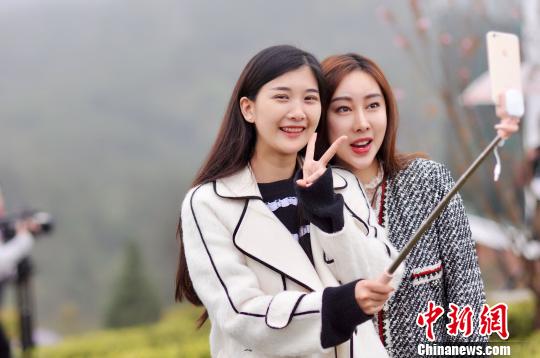 网红主播在现场直播互动。 孙韬 摄