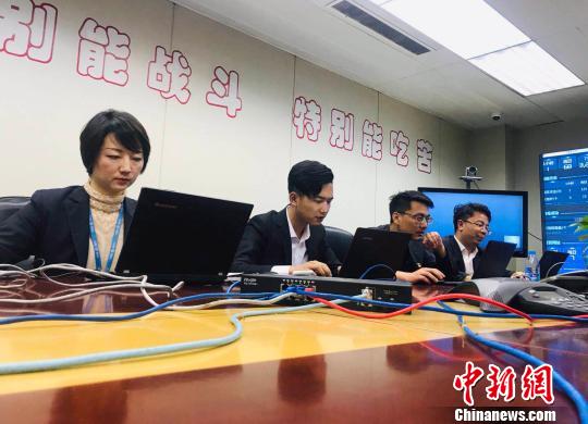 图为银行“夜行军”工作实况。　艾庆龙 摄