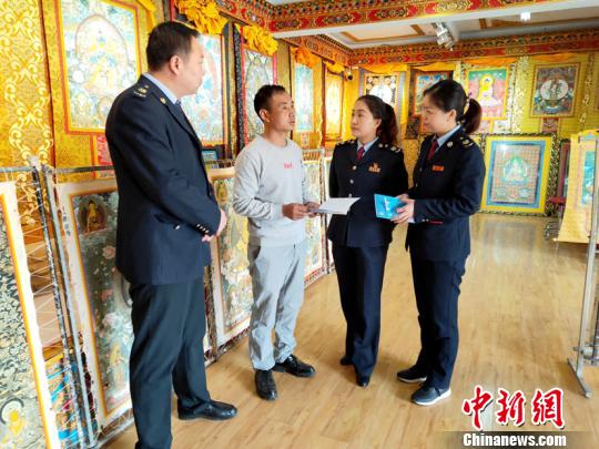 在热贡艺术发祥地青海省黄南藏族自治州同仁县境内，减税降费的春风同样吹到了这片梦想成真的金色土地。　钟欣 摄