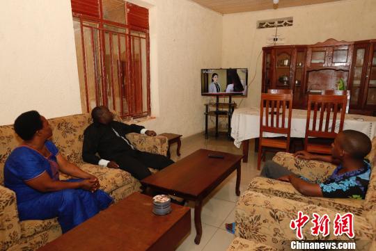 由四达时代负责实施的“万村通”项目当前在绝大多数受援国家进展顺利，已有16个国家完成全部施工任务。图为非洲当地居民NRugwiza一家在看喜欢的功夫频道。(完) 四达时代供图 摄