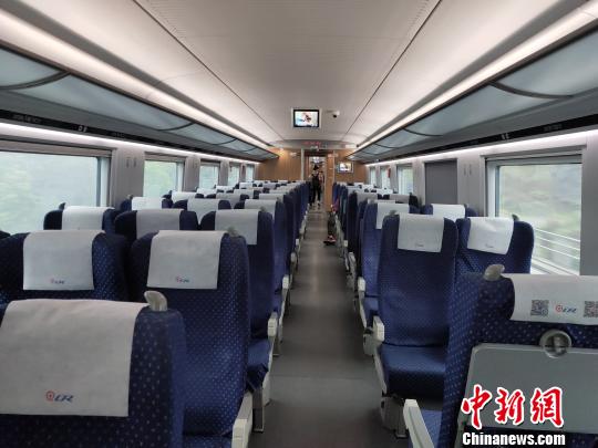 试验运行列车车厢宽敞明亮。　王鹏 摄