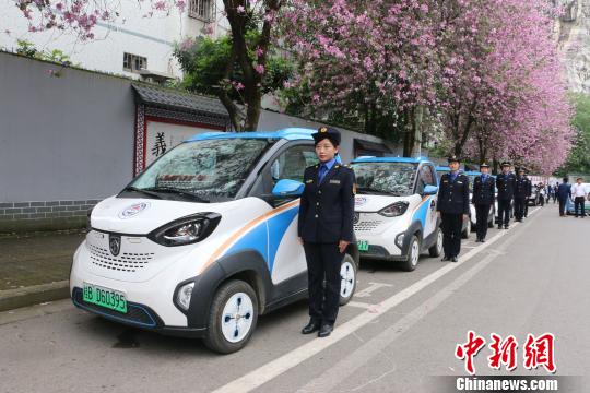 柳州市城管部门上线智慧政务车。　林馨 摄