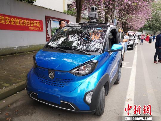 智慧信息采集车上搭载监控系统，通过人工智能算法，对路面抓拍资料进行研判。　林馨 摄