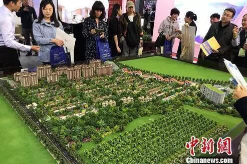 资料图：民众在北京春季房展会上的某楼盘展台咨询。/p中新网 程春雨 摄