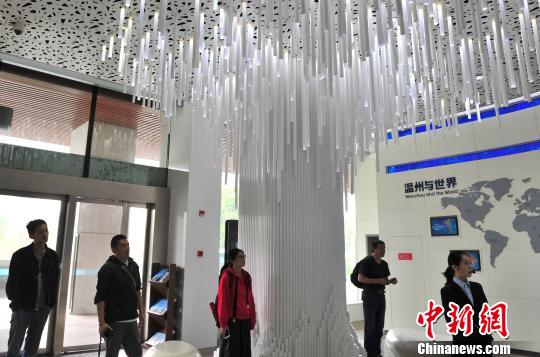 多家媒体走进正泰集团。　张茵 摄