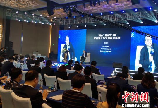 联办财经研究院专家、国家税务总局原副局长许善达受邀莅会发表《“两会”后的2019年宏观经济与金融政策解析》的主题演讲。　杨伏山 摄