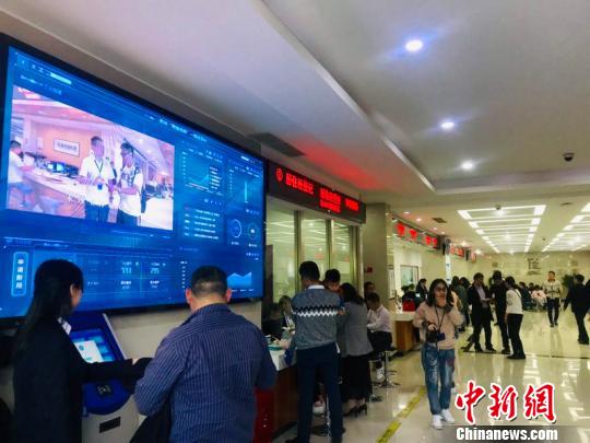 杭州市“一窗受理 四端协同”试点之一江干区丁兰街道办事处。　刘方齐 摄