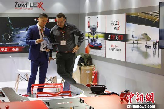 业内人士正在2019亚洲商务航空大会及展览会上洽谈商机。　殷立勤 摄