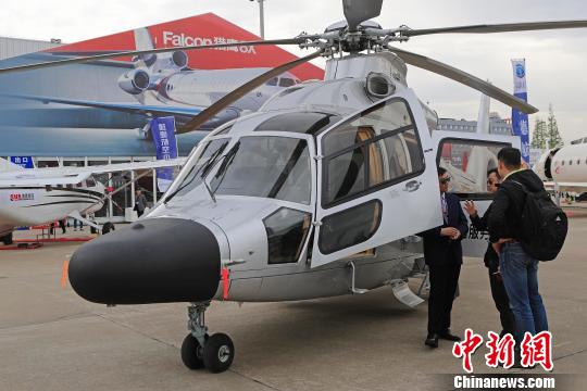 观众在上海虹桥国际机场公务机基地内参观2019亚洲商务航空大会及展览会。　殷立勤 摄