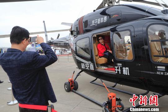 观众在上海虹桥国际机场公务机基地内参观2019亚洲商务航空大会及展览会。　殷立勤 摄