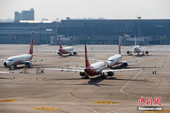 3月17日，上海航空公司的9架波音737MAX机型飞机停在虹桥国际机场停机坪上。据路透社报道，波音公司计划将在未来一周到10天内发布波音737MAX机型相关升级软件。目前，波音737MAX机型已经在全球停飞。/p中新社记者 殷立勤 摄