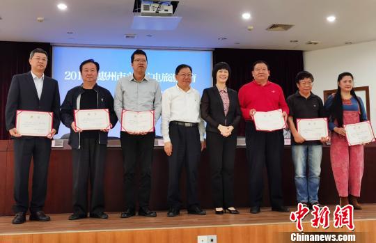 图为惠州市副市长陈高燕、惠州市文化广电旅游体育局局长朱伟思为首批惠州市文化顾问代表颁发聘书 宋秀杰 摄