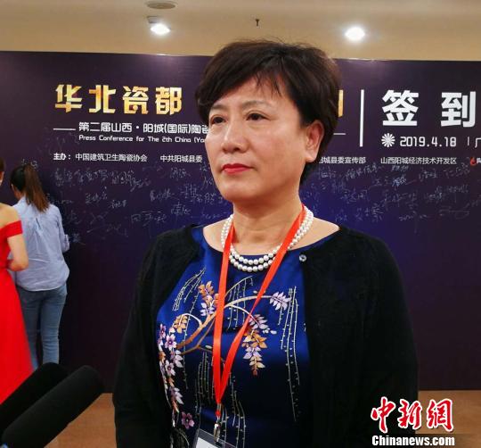 中国建筑卫生陶瓷协会秘书长吕琴接受媒体采访。　杨杰英 摄