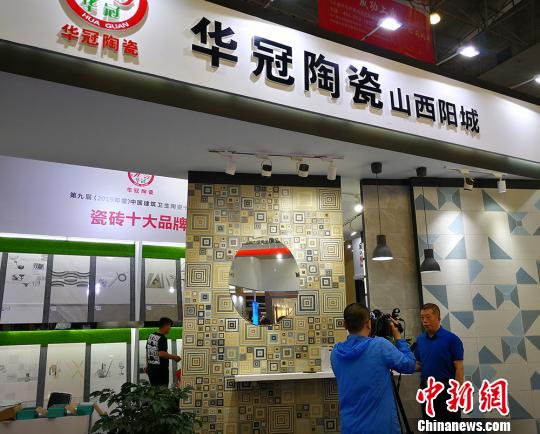 　阳城县华冠陶瓷有限公司作为阳城陶瓷的代表企业，已经连续五年参加佛山国际陶博会。　杨杰英 摄