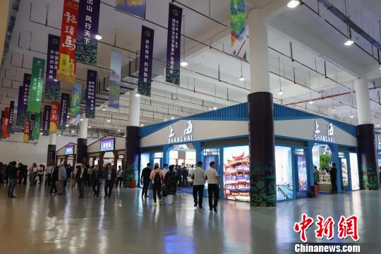 图为第11届中国·贵州国际茶文化节暨茶产业博览会展览现场。　瞿宏伦 摄