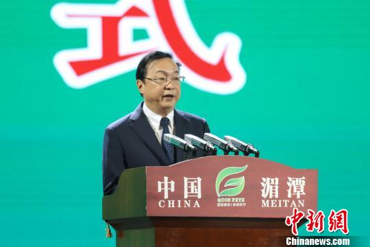 图为中共贵州省委常委、遵义市委书记龙长春讲话。　瞿宏伦 摄